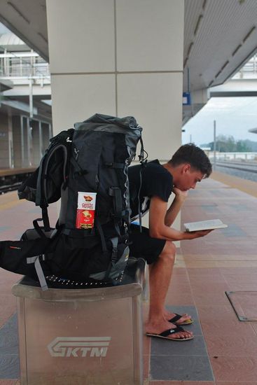 ... Premiere - eine genutzte Wartebank ...