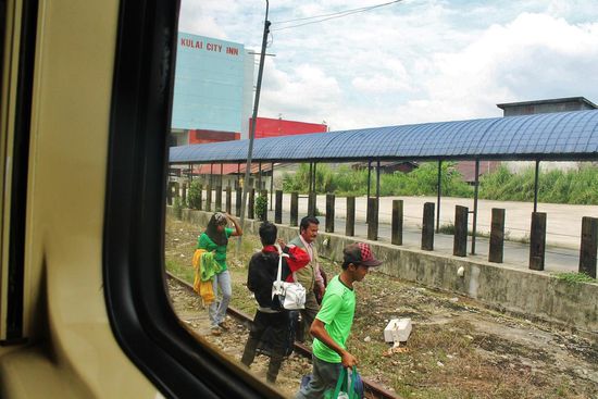 ... Ausstieg im Gleisbett ...