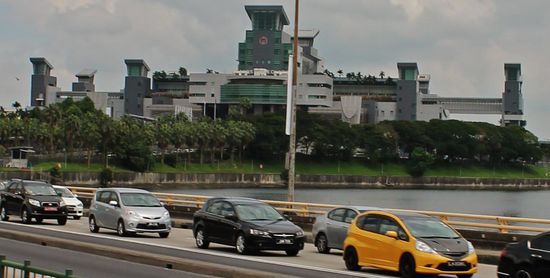 ... und hier die Grenzstation von Singapur - umgangssprachlich auch Alcatraz genannt ...