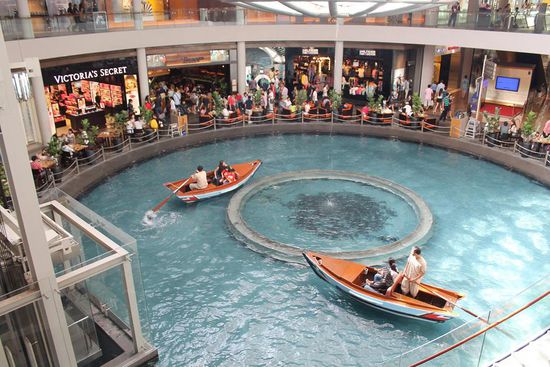 ... Singapur versucht sich an Las Vegas, dort kann man sich ja auch von Gondolieri durch künstliche Kanäle schippern lassen ...