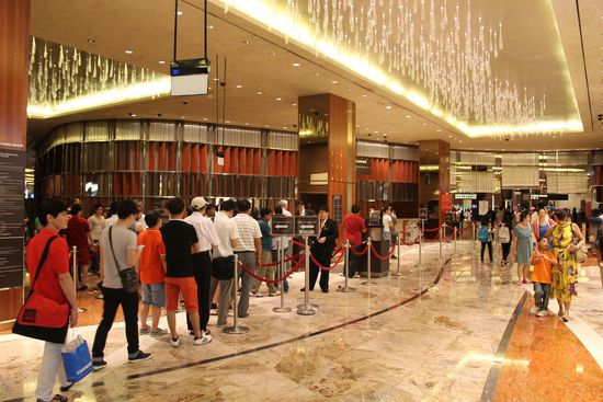 ... und hier die Warteschlange vor dem Casino ...