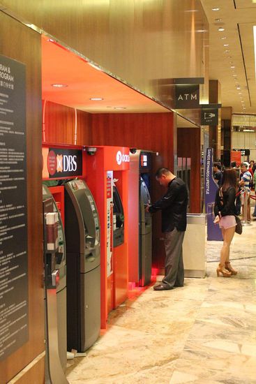 ... und hier die Armada von Geldautomaten nebst dem Casino ...