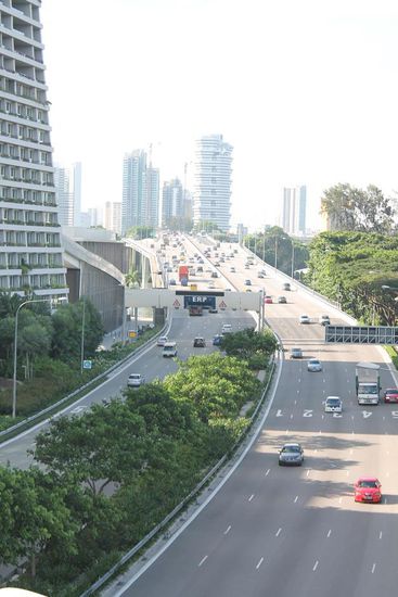 ... vom Marina Bay Sands hat man einen perfekten Blick auf die Stadtautobahn  ...
