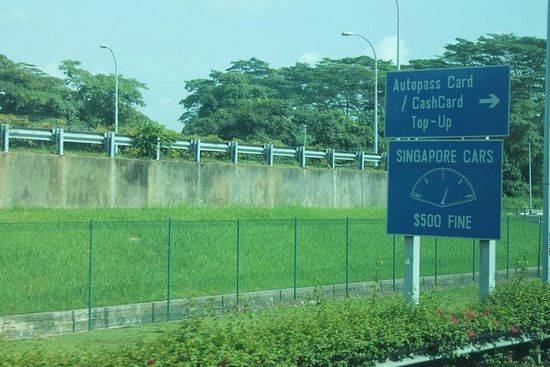 ... eines der unzähligen Gesetze Singapurs: Wer mit seinem Auto ausreist, muss Volltanken, andernfalls sind 500 $ Strafe zu berappen - so verhindert Singapur Tanktourismus in Malaysia ...