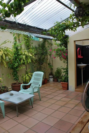 ... viel Grün und ein offenes Bad ...