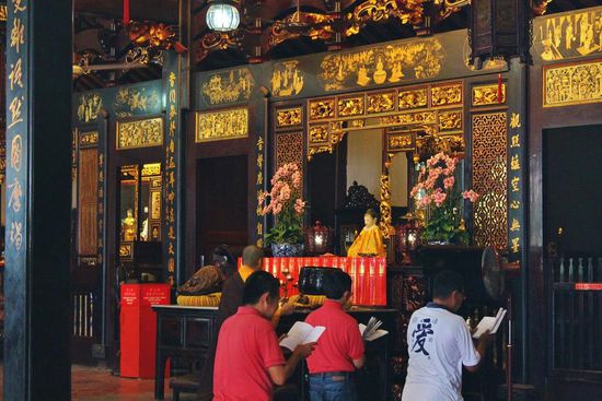 ... Mönch samt dreier Begleiter im meditativen Singsang ...