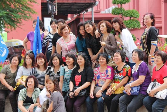 ... Reisegruppen lassen sich im Minutentakt ablichten ...