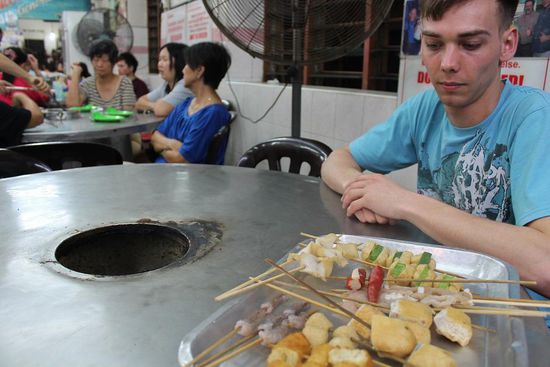... links: das Loch für den Bottich - rechts: leichte Skepsis ...