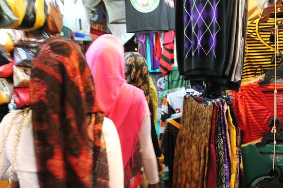 ... ein Labyrinth aus Kleidern - manche laufen, manche nicht ...