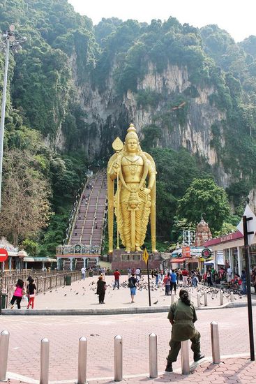 ... unten rechts: eine einsame Polizistin bei der Arbeit ...