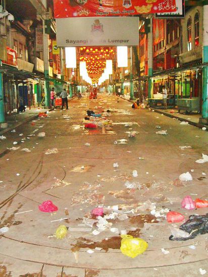 ... und wer räumt den Müll nun auf? In Kuala Lumpur heißt die zweifelhafte Lösung "der Monsun"  ...