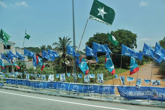 ... wer sich über das allgegenwärtige Fahnenmeer wundert, in Malaysia sind in einer Woche Parlamentswahlen. Statt mit unhübschen Portraits oder fadenscheiniger Versprechungen auf Wahlplakaten, begnügen sich die Malaien ganz und gar mit Fähnchen ...
