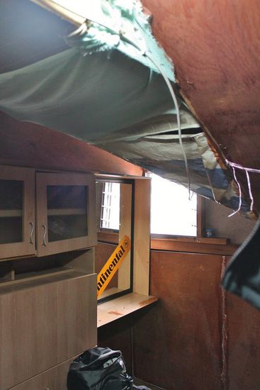 ... immerhin mit Fenster und Spiegel ...