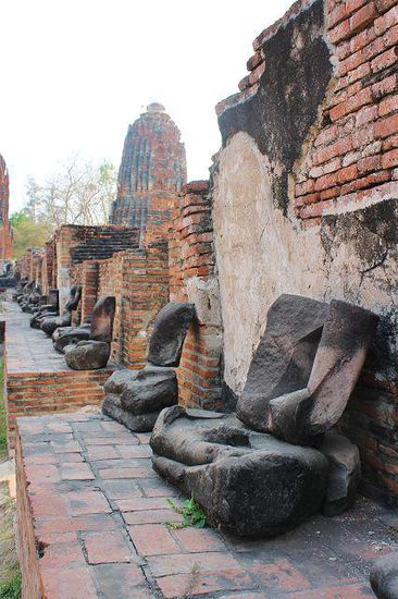 ... ganze Arbeit - die Birmanen nahmen sich viel Zeit und zerlegten jegliche Buddhastatuen in sämtliche Einzelteile ...