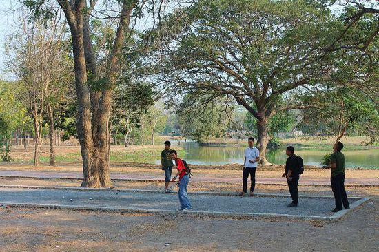 ... Pétanque - auch Boule genannt - ist in Ayutthaya sehr populär ...