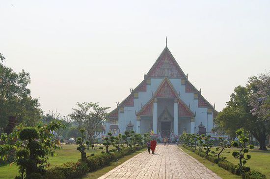 ... Blick auf den Viharn Phra Mongkol Bopitah ...