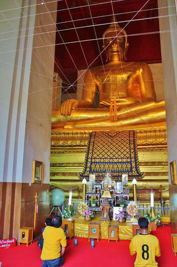 ... der einen 17 Meter hohen Bronzebuddha beherbergt ...