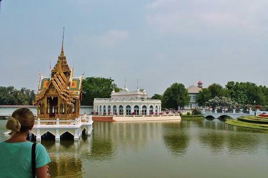 ... vorne links der Phra Thinang Aisawan Thippayat ...