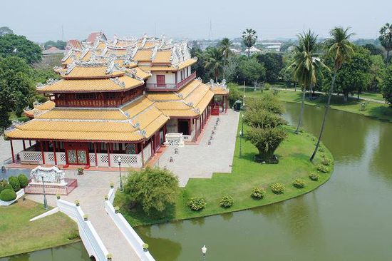 ... Blick vom Turm auf den Phra Thinang Wehat Chamrun ...