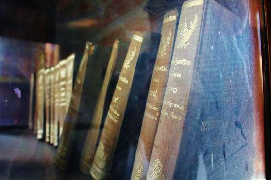 ... direkt darunter ist eine Bibliothek mit uralten Schriften beheimatet ...