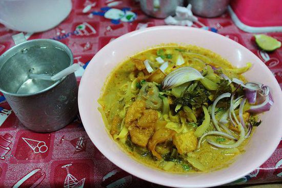 ... die Spezialität Chiang Mais: Khao Soi - heißt auf Thai soviel wie "geschnittener Reis", auf Burmesisch schlicht "Nudeln" - dementsprechend bekommt man sein Khao Soi hier mit Nudeln und dort mit Reis ...