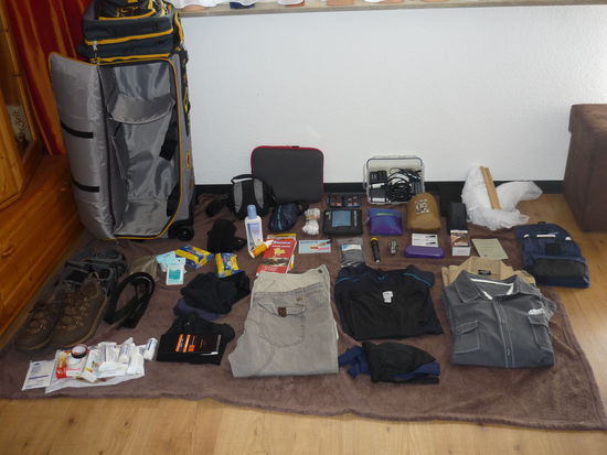 So sieht es gerade in meinem Wohnzimmer aus. Die Vorbereitungen sind fast abgeschlossen. Aber es fallen mir noch 1000 Dinge ein.....