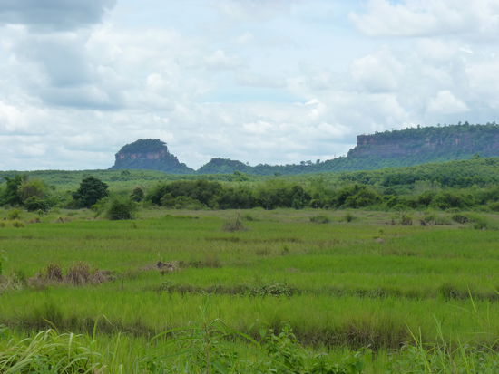 Aus der Ferne.... der Berg unserer Begierde: Wat Pu Thok