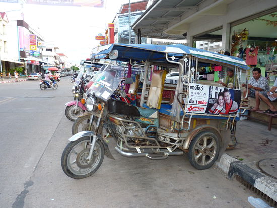 Tuk Tuks im Isaan sind deutlich schlechter motorisiert als z.B. in Bangkok oder Chiang Mai. Aus 100 ccm kommt halt nicht viel raus. Dafür verdienen sie den Namen Tuk Tuk wirklich. Es ist ein langsames tuckern 