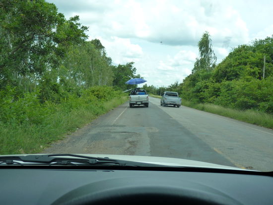 Thais wollen auf keinen Fall braun werden. Deshalb der Sonnenschutz auf der Ladefläche....
