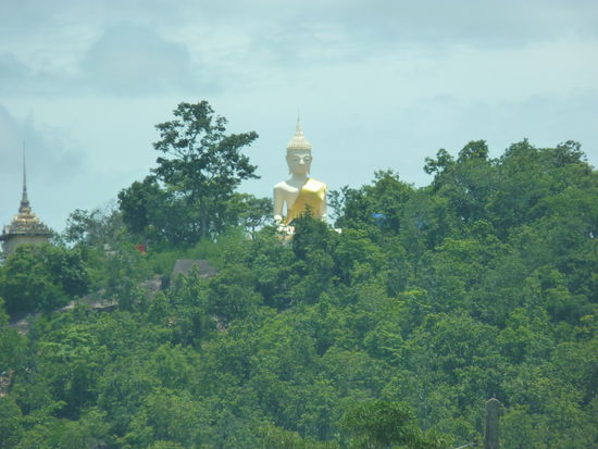 Von vielen Hügeln grüßt Buddha herab.