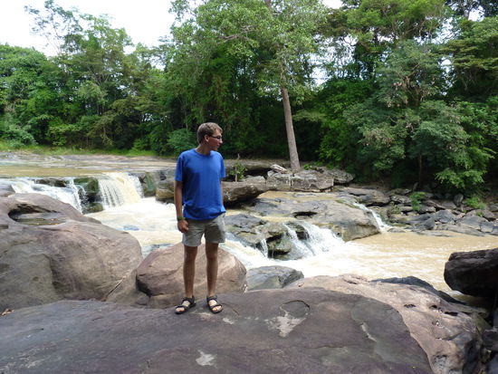 Kleiner Wasserfall am Wegesrand.