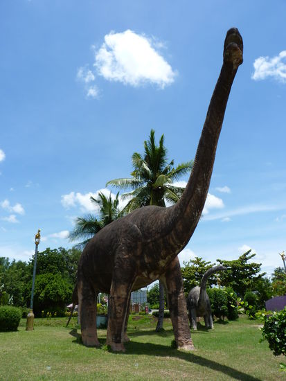 Langhalsdino am Straßenrand. Gebaut aus rotem Sandstein!
