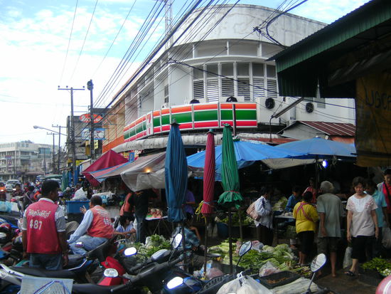 Chumphon am frühen Morgen. Der Markt ist schon in vollem Gange.