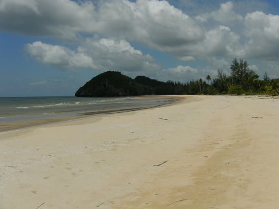 Mit dem Moped haben wir noch diesen menschenleeren Strand entdeckt. Eine Bucht nur für uns!