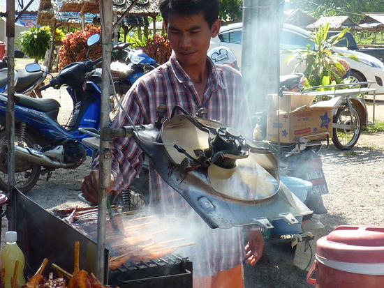 ....und immer wieder leckere Sachen vom Grill. Als sehr effektiver Rauchabzug dient hier übrigens öfters ein Autoventilator.