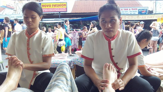 Hier lassen wir uns die Füße massieren.