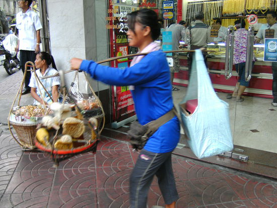 In den engen Gässchen immer noch ein bewährtes Transportmittel - Der Tragestock.