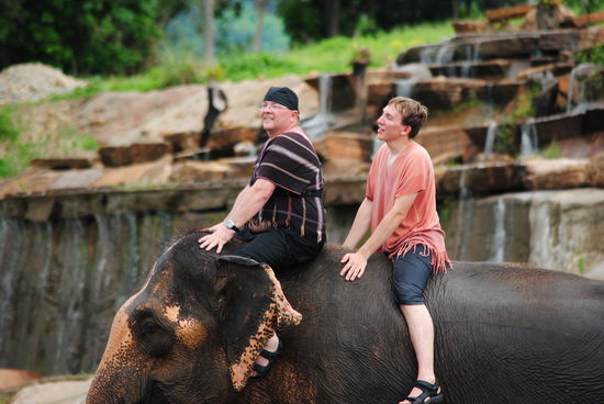 Auf dem Rückweg habe ich Basti als Anhalter mitgenommen. Er saß mittlerweile so sicher dass er ohne Halteleine den Rückweg auf dem Sozius meisterte.