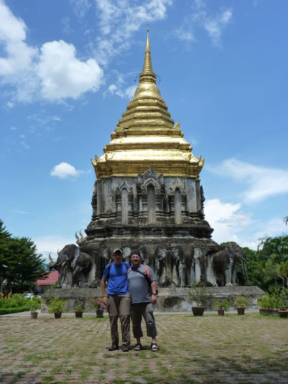 Unser "Nachbarschafts-Wat" Keine 100 Meter von unserem Guest-House entfernt liegt dieses schöne Wat.