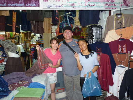 Die beiden freuten sich mir ihr größtes Hemd verkaufen zu dürfen. Dafür mussten sie für ein Foto herhalten.