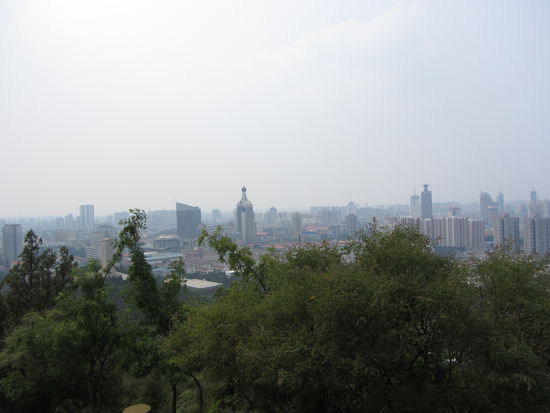 Blick von den Bergen auf die Stadt
