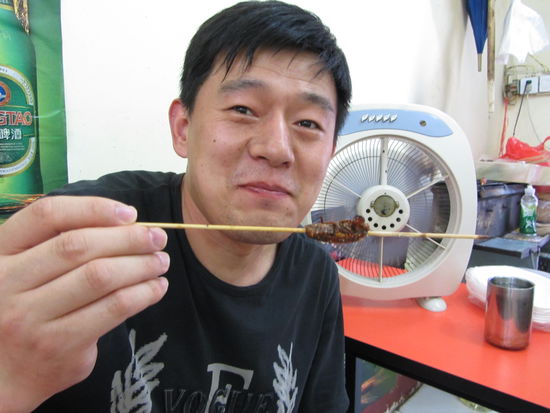 Unser Übersetzer Li bei der Nahrungsaufnahme