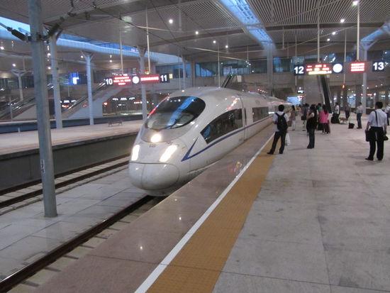 Chinesische Hochgeschwindigkeitsbahn, erinnert ein bisschen an den ICE
