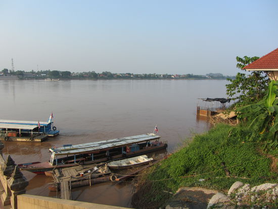 Blick vom Guesthouse auf dem Mekong, auf der anderen Seite ist übrigens schon Laos.