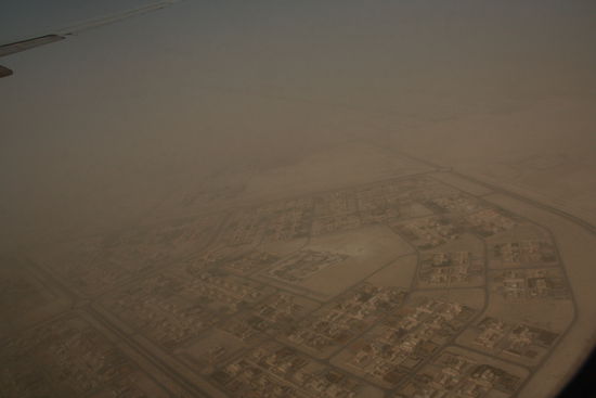 Abu Dhabi von oben -- Eine Wuestenstadt mit Fussballfeld grossen Grundstuecken