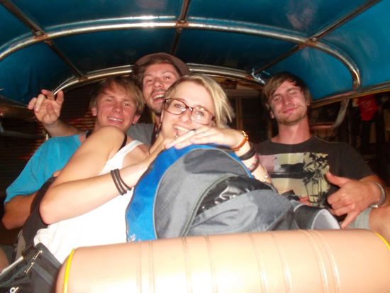 Von Links: Basti, Ali, Ela, Tom im Tuk Tuk