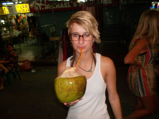 Ela beim trinkcocosnusstrinken