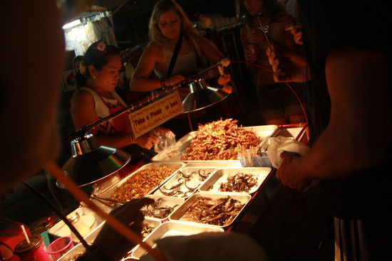 Leckere Maden, Skorpione, Heuschrecken etc. (Foto kostet 10 Baht, ich habs heimlich umsonst geschossen  )