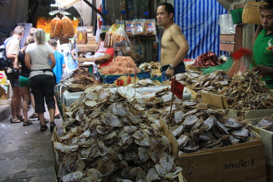 Zwielichtiger Lebensmittelmarkt