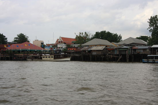 Ausblick vom Expressboot auf die Baracken am Fluss